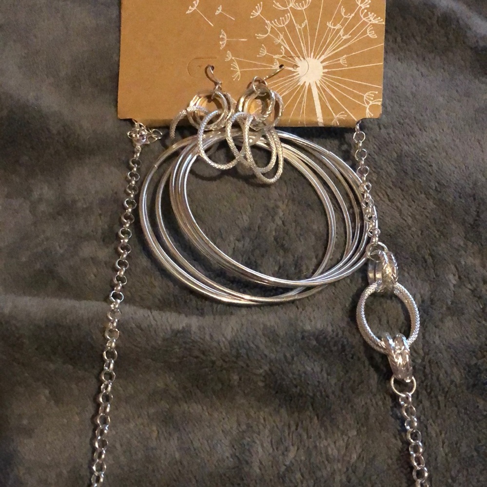 Beautiful necklace earrings and bracelet set NWT silvertone